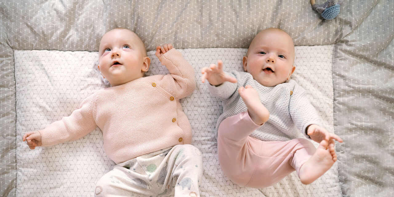 Lia und Tilda auf ihrer Kuscheldecke.